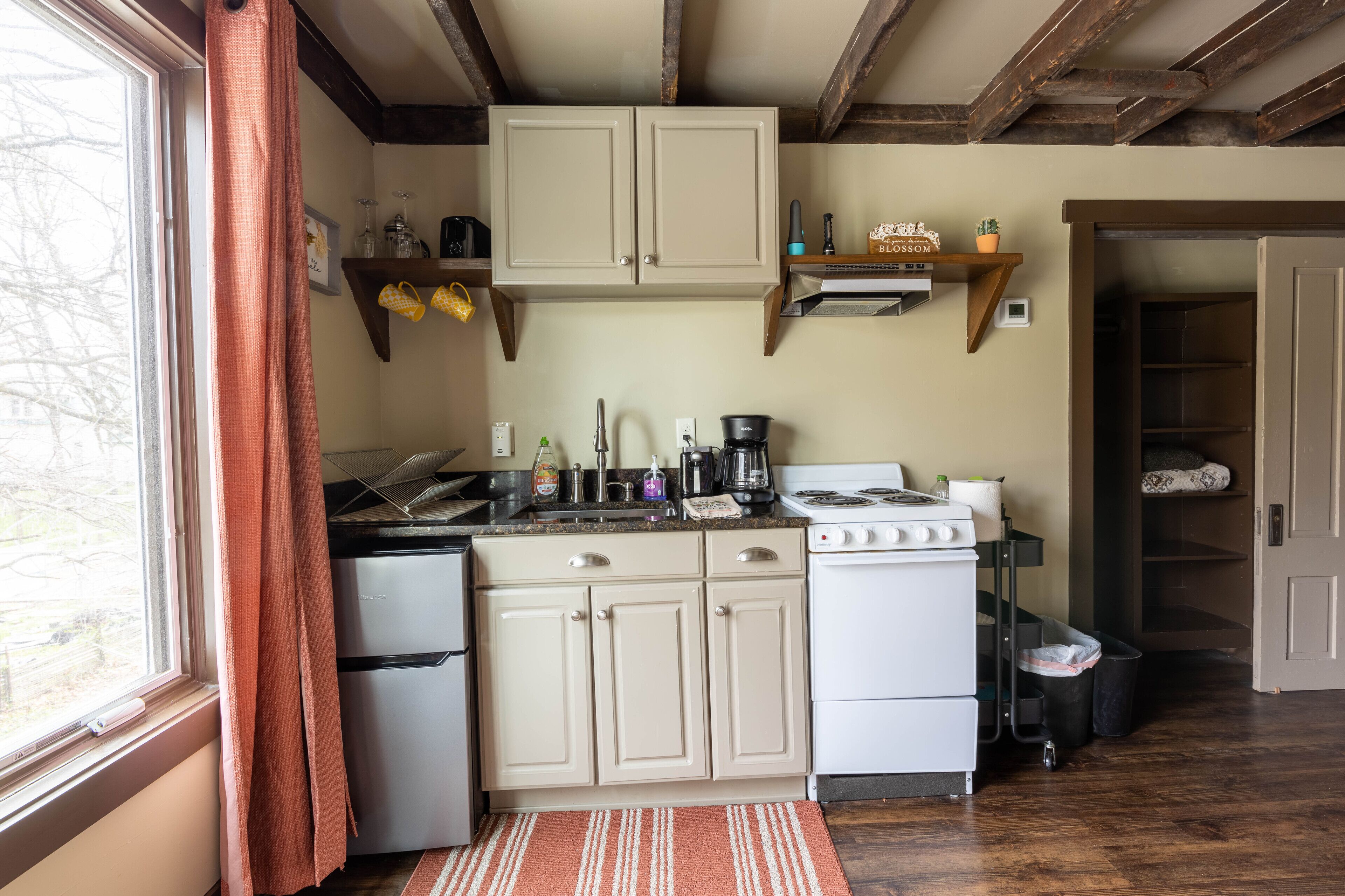 Cozy and Rustic Barn Loft, 10 Minutes from downtown!