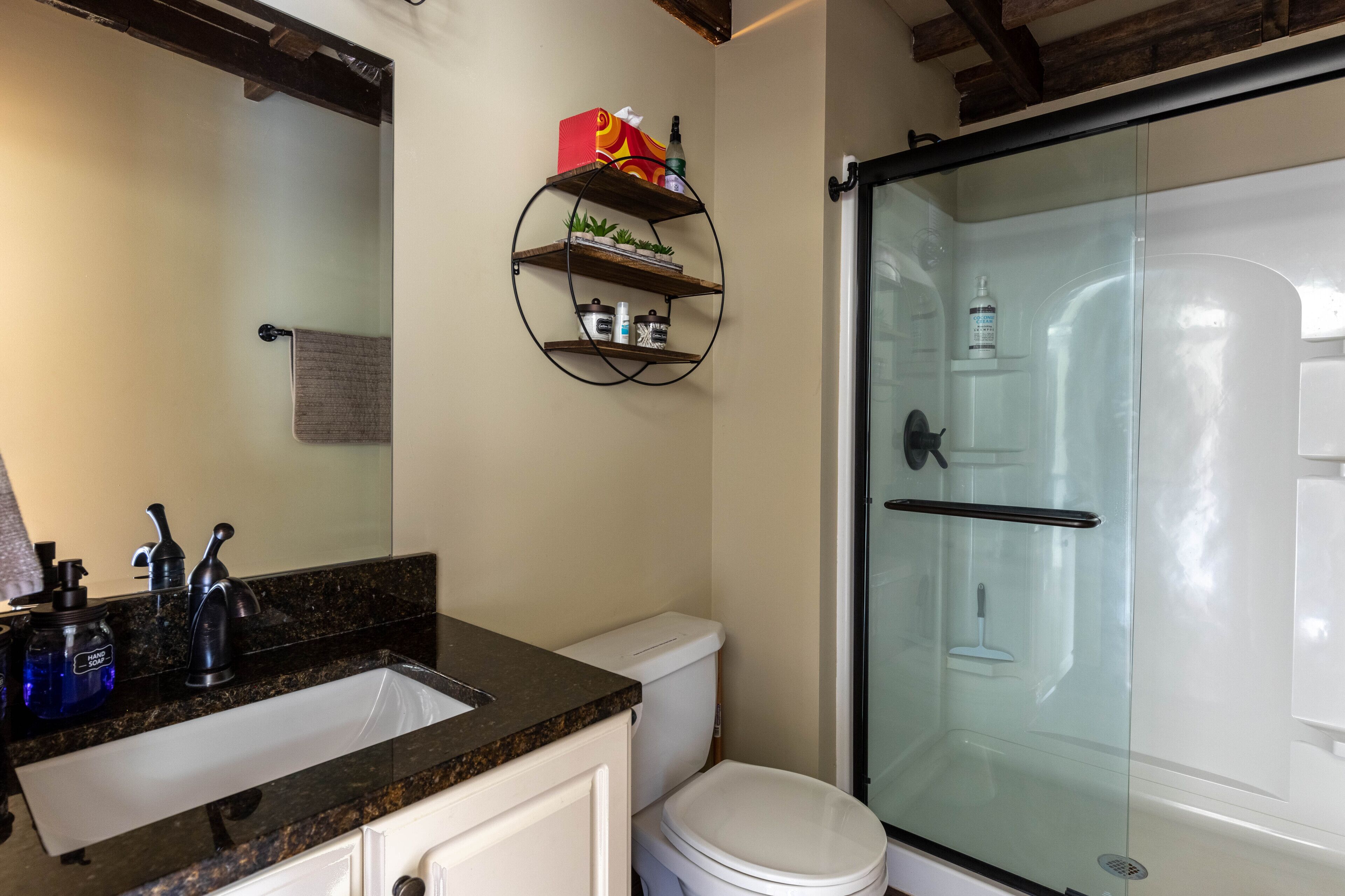 Cozy and Rustic Barn Loft, 10 Minutes from downtown!