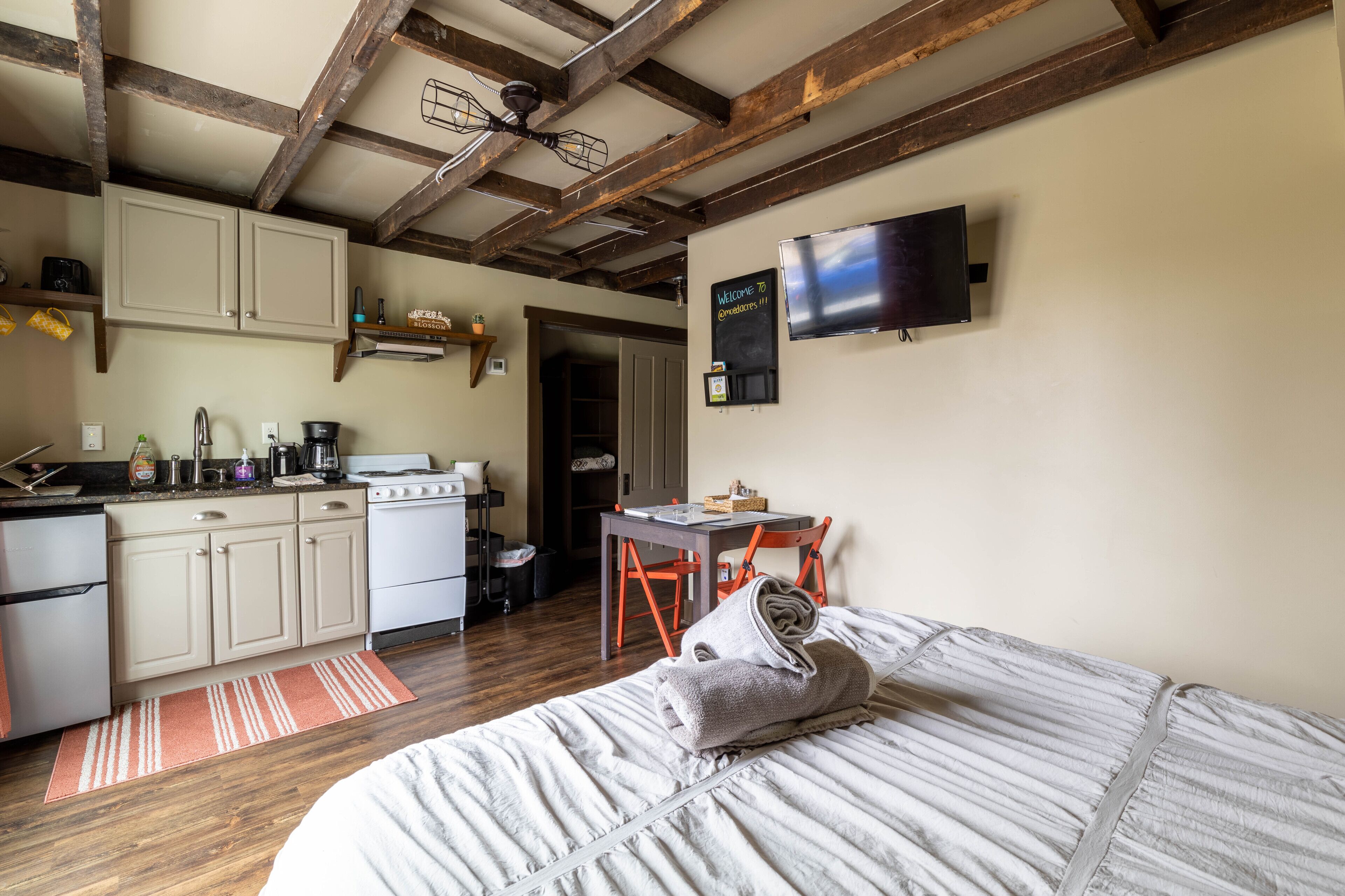 Cozy and Rustic Barn Loft, 10 Minutes from downtown!