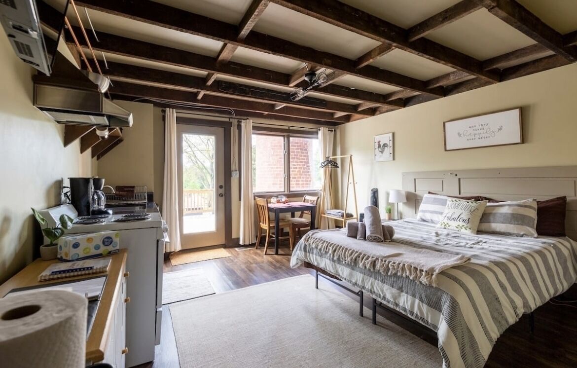 Cozy Barn Loft w/ Hot Tub, 10 Minutes from Downtown!