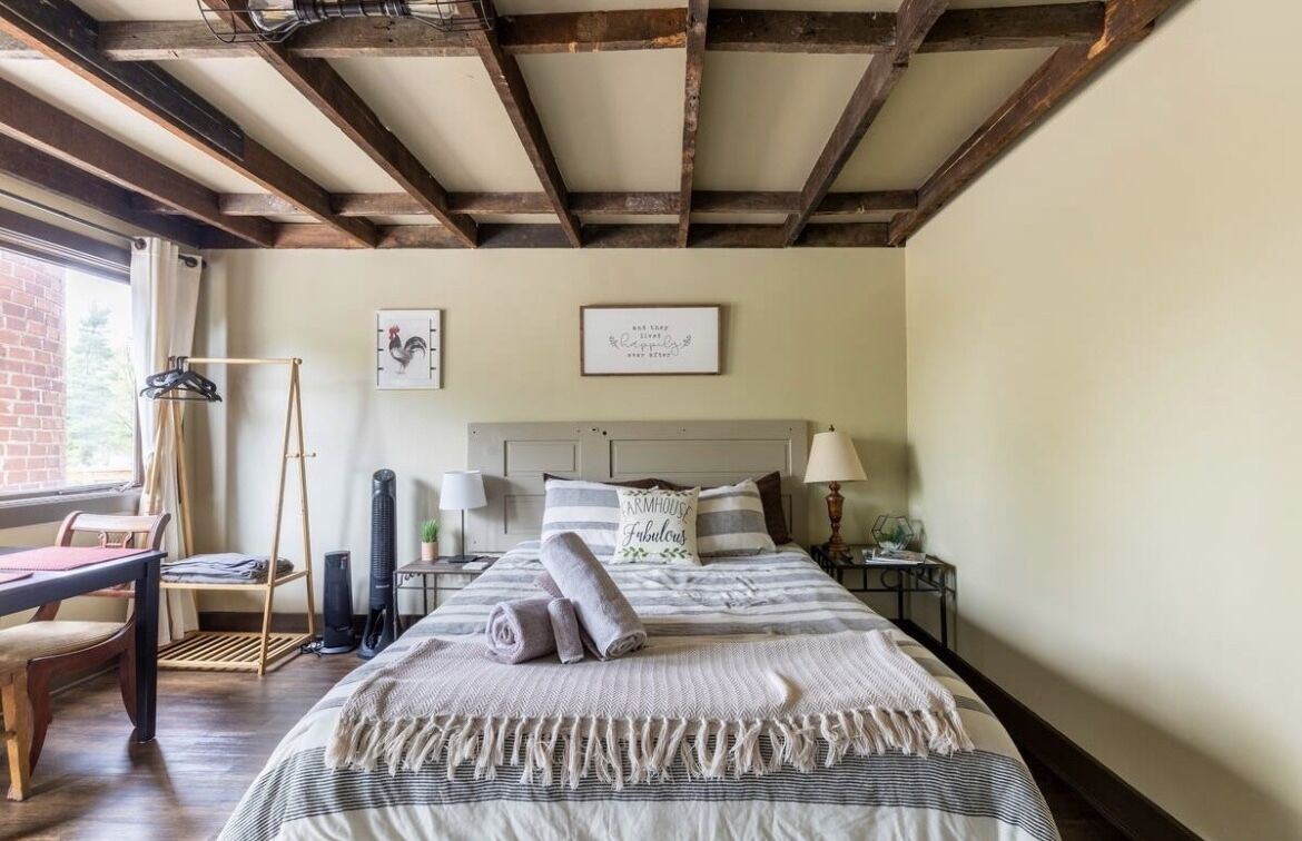 Cozy Barn Loft w/ Hot Tub, 10 Minutes from Downtown!