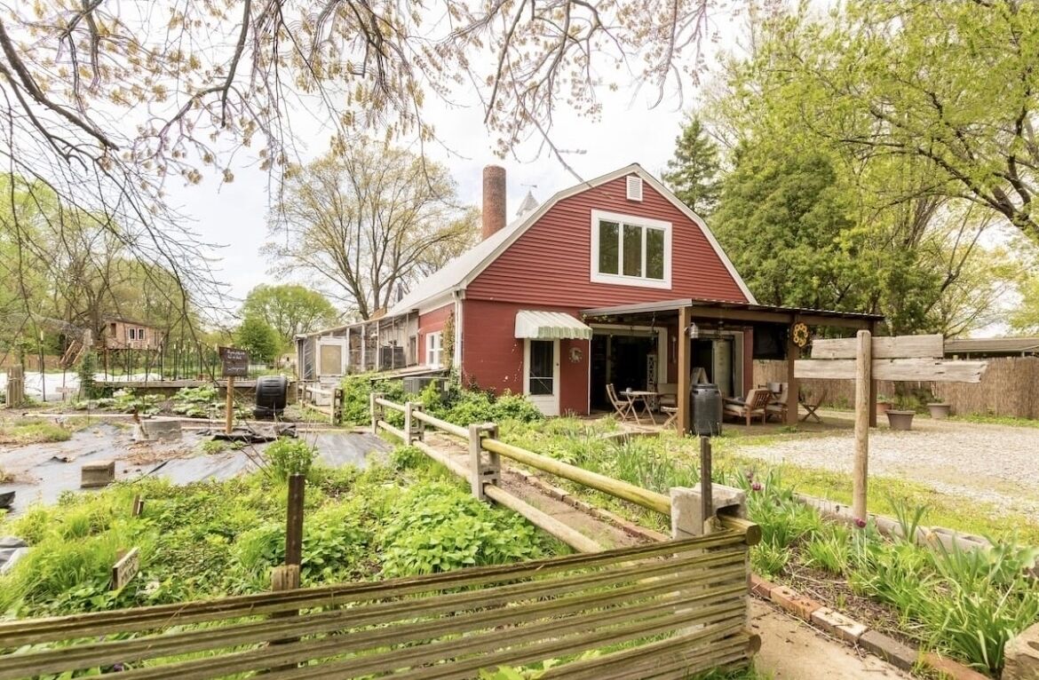 Cozy Barn Loft w/ Hot Tub, 10 Minutes from Downtown!