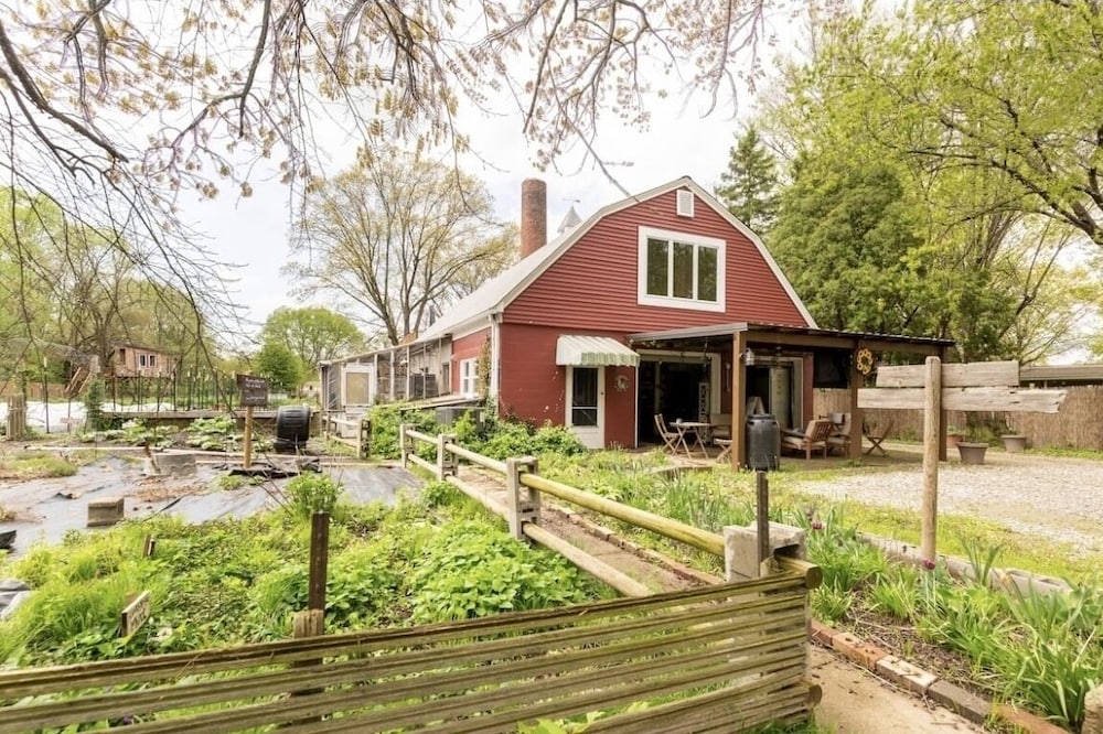 Cozy Barn Loft w/ Hot Tub, 10 Minutes from Downtown!
