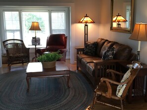 Fernseher, Kamin, Bücher