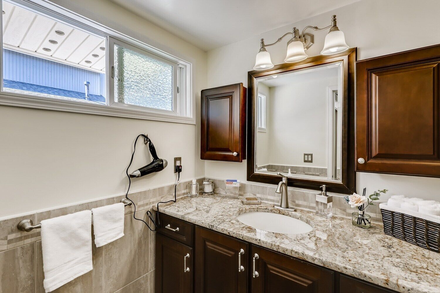 Luxury private suite in downtown Bellevue, free parking