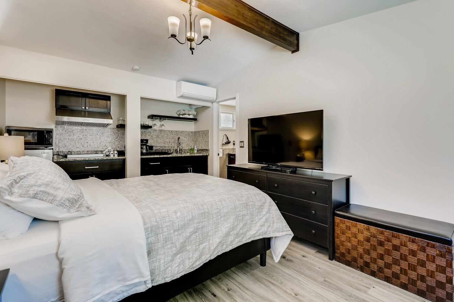 Luxury private suite in downtown Bellevue, free parking