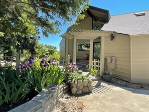 Property grounds - Spacious South Hill View Home, Quiet Setting Close to Shopping and Restaurants (Spokane)