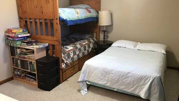 2 habitaciones, tabla de planchar con plancha y cuna de viaje