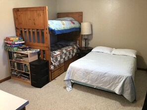 2 bedrooms, iron/ironing board, travel cot, free WiFi - Elisha's Place ~ Close to I-94 (New Salem)