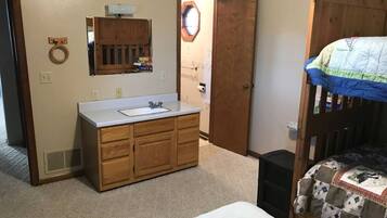 2 habitaciones, tabla de planchar con plancha y cuna de viaje