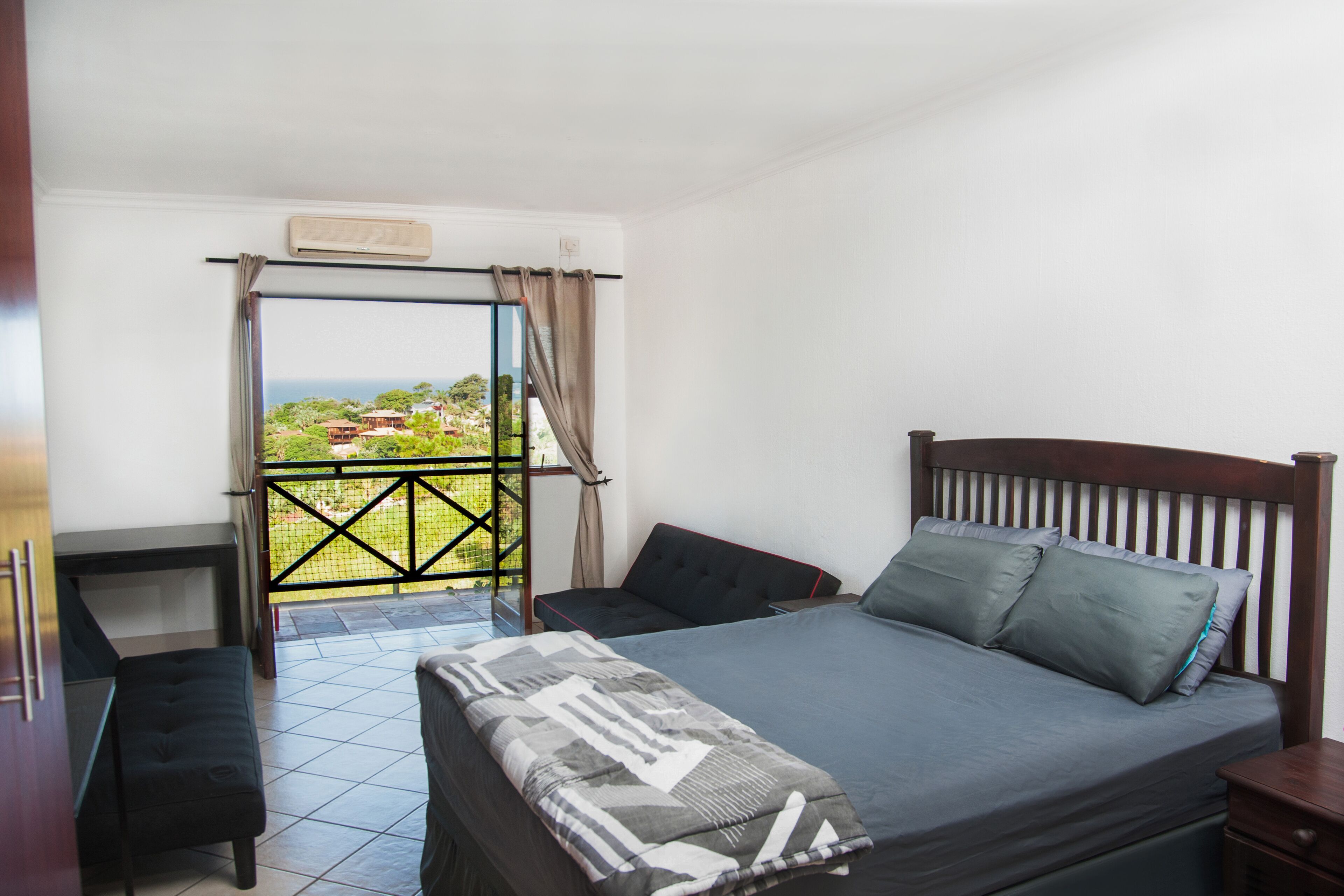 1 bedroom, bed sheets