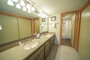 Condo, Multiple Beds, Mountain View (Decatur 1806) | Bathroom