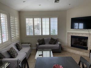 Televisión y chimenea 