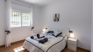 4 عدّة غرف نوم ومكواة/لوح كي وسرير سفر وواي فاي