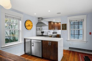 Réfrigérateur, four à micro-ondes, un four, surface de cuisson