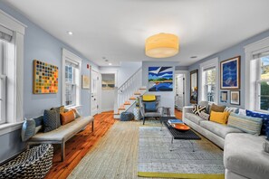 Téléviseur connecté, lecteur de DVD, chaîne audio, bureau