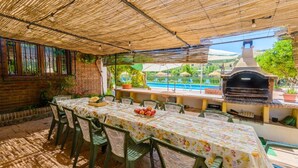 An outdoor dining area with a brick wall, a pool, and a barbecue grill. - Casita De Rufo Cenes de la Vega by Ruralidays (Granada)