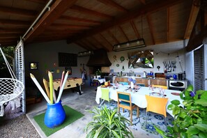Outdoor dining - Chambre d'hôtes À L'École Buissonnière (Lacrouzette)
