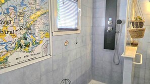 Ducha y bañera combinadas, secador de pelo y toallas