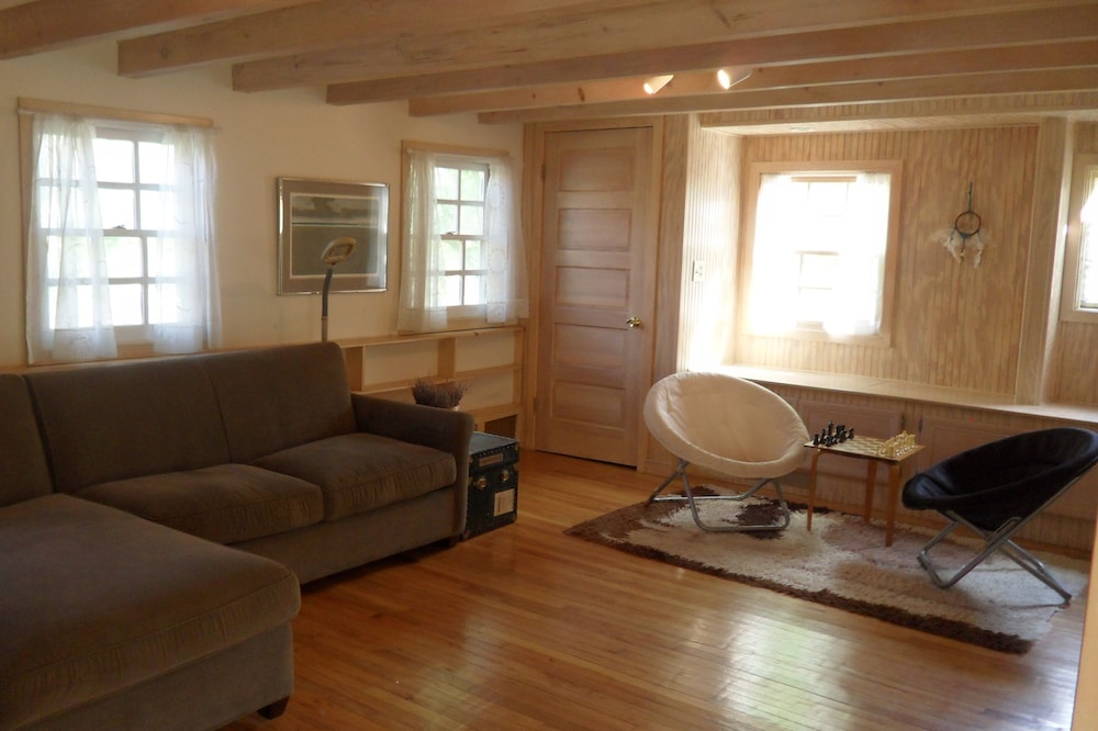 Charming Saugerties Cottage on Creek