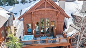 Outdoor spa tub - Big Sky Vacation Rentals: Black Eagle 29 (Big Sky)