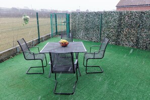 Outdoor dining - 5 Bedrooms House • Sleeps 12 • Large Rooms • Walk In Wardrobes • Peaceful Stay (Leicester)