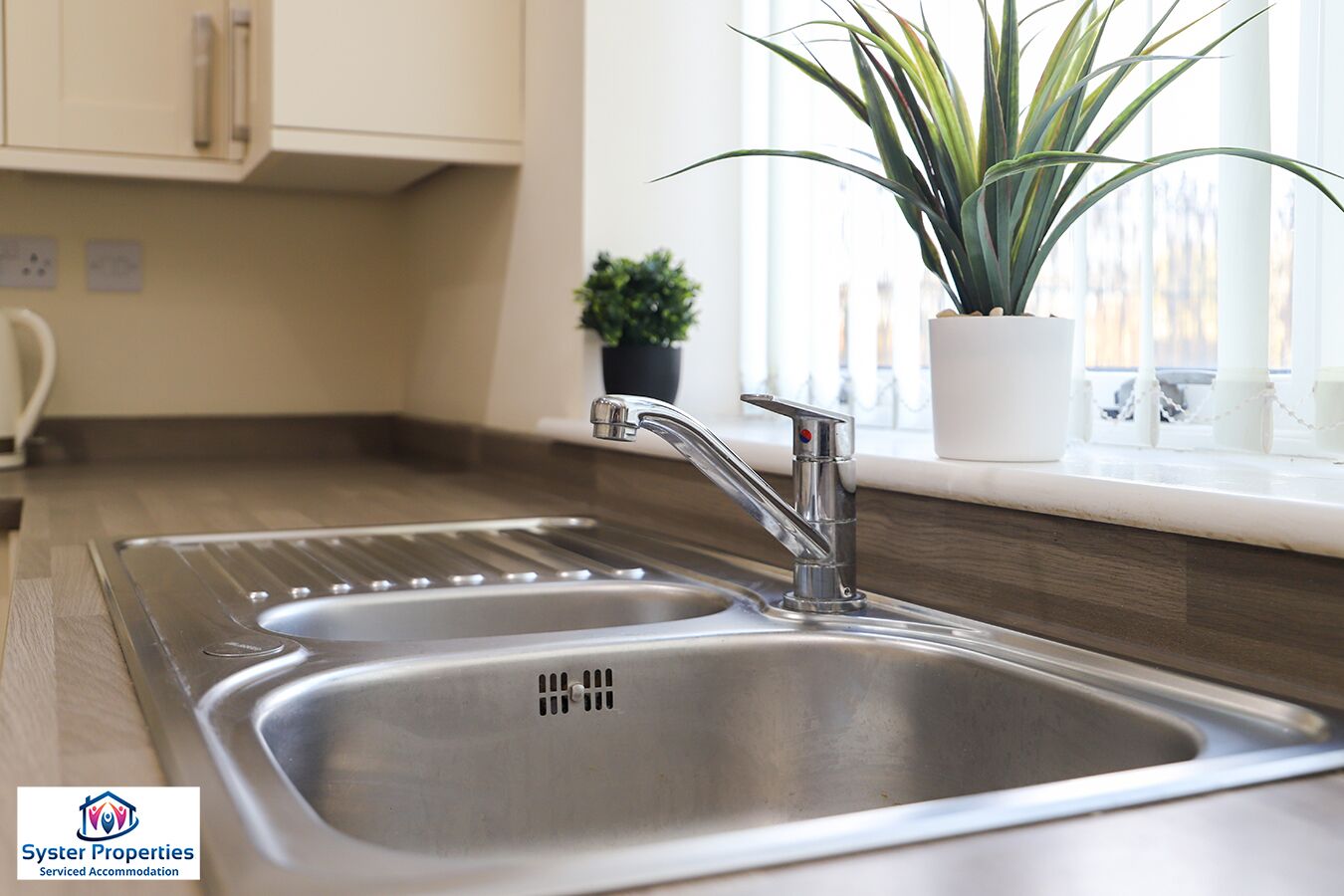 GLEN VIEW- 5 bed house up to 12 people  - Large rooms with walk in wardrobes 