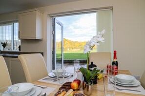 Dining - 5 Bedrooms House • Sleeps 12 • Large Rooms • Walk In Wardrobes • Peaceful Stay (Leicester)