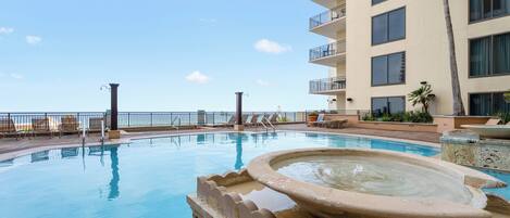 حمّام سباحة مُدفَّأ