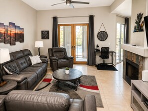Smart TV, fireplace, books, stereo - Summer nights at Casa Serenidad - Pool, Lights, Fire Pit Table (Oro Valley)