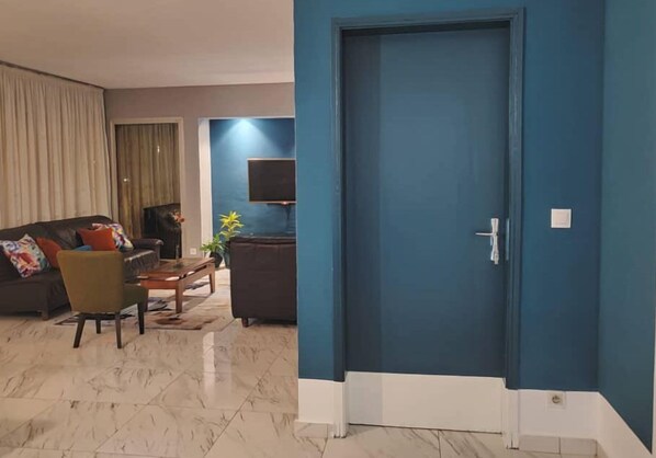 Smart-TV, DVD-Player, Bücher