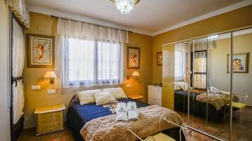 4 slaapkamers, een strijkplank/strijkijzer, reisbedje, wifi