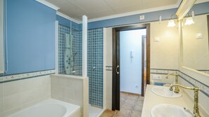 Ensemble baignoire-douche