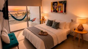 Een moderne slaapkamer met een groot bed, een hangmat, een televisie en een schilderij.