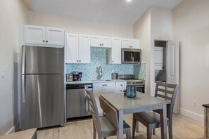 Fridge, microwave, oven, stovetop - Bermuda Bungalows #5 🌴🏄♀️Quick Walk to Public Beach 🏊🩴Pool/Spa On-Site 🏖️🌅Downtown Singer Island 🌊😎Walk to Restuarants, Bars, Shops 🐬🌞Free On-Site Parking! (Singer Island, Riviera Beach)