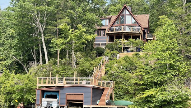 Un chalet au bord du lac, doté d’un quai, d’une rampe d’accès à l’eau abritée et d’une terrasse.