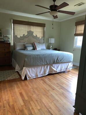 3 bedrooms, desk, iron/ironing board, travel cot