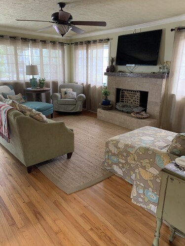 Walk  to beach & 7 restaurants.  Our 1950’s 3 bed & 2 bath cottage is fantastic!