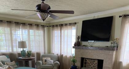 Walk to beach & 7 restaurants. Our 1950’s 3 bed & 2 bath cottage is fantastic!