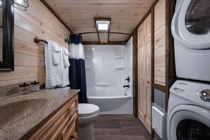 Combined shower/tub, hair dryer, towels