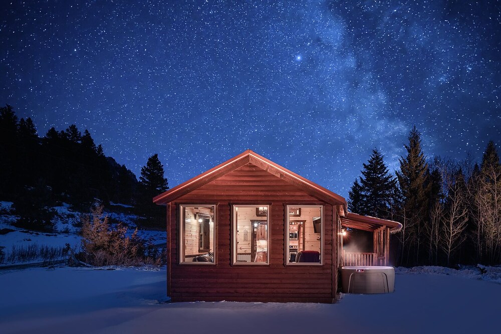 Creekside Cabin - Cute Log Cabin on Big Timber Creek