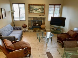 Televisión y chimenea 