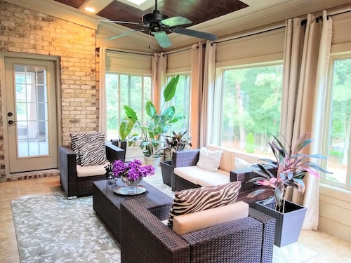 AMERICAN DREAM: 10 miles from Downtown Raleigh
