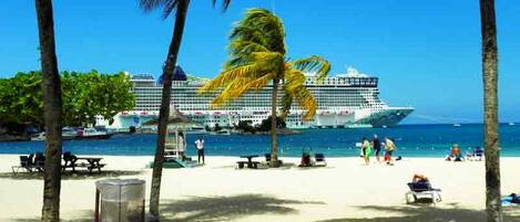 Accommodatie ligt op het strand, ligstoelen