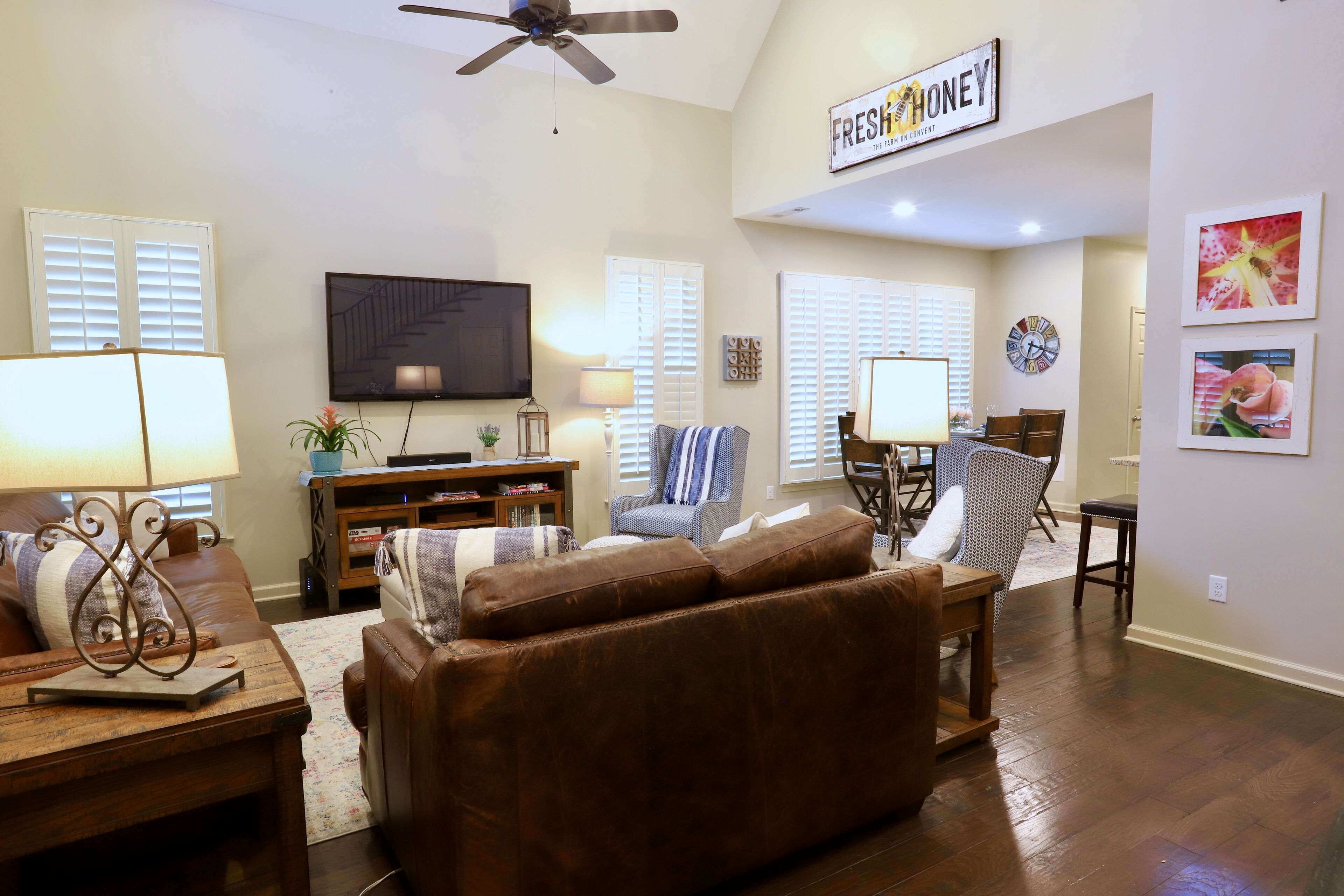 AWESOME Game Day House for Family or Friends! Six Blocks to Stadium!