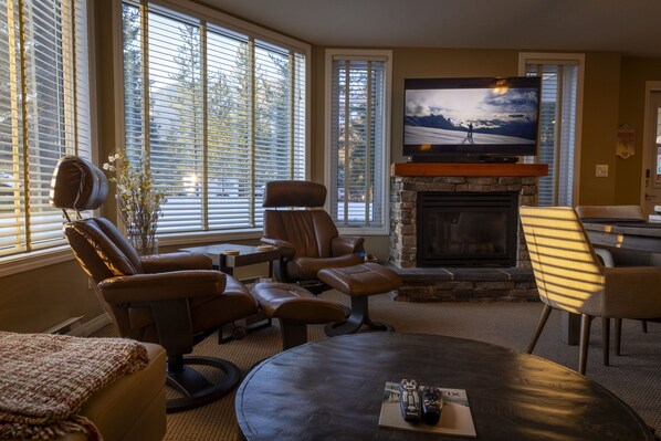 Smart TV, fireplace, ping pong