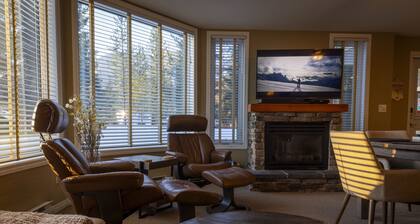 On mountain 2 bedroom 2 bathroom condo, access to hot tub and sauna