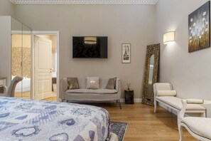 2 bedrooms, WiFi - GuestHost - Elegant and quiet 110sqm apartment that can accommodate up to 4 people. Located on the fourth floor, with elevator (not suitable for the disabled), of a building in the city center few steps away from Piazza Vittorio Emanuele and a 3-minute w (Roma)