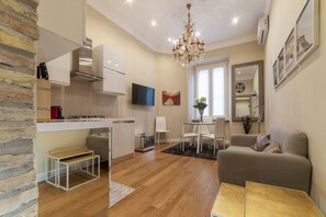 Living area - GuestHost - Elegant and quiet 110sqm apartment that can accommodate up to 4 people. Located on the fourth floor, with elevator (not suitable for the disabled), of a building in the city center few steps away from Piazza Vittorio Emanuele and a 3-minute w (Roma)