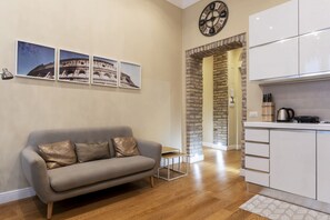 Living area - GuestHost - Elegant and quiet 110sqm apartment that can accommodate up to 4 people. Located on the fourth floor, with elevator (not suitable for the disabled), of a building in the city center few steps away from Piazza Vittorio Emanuele and a 3-minute w (Roma)